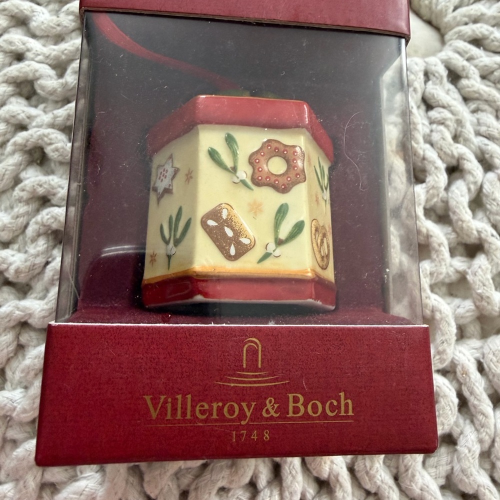 Villeroy & Boch Winter Bakery Gingerbread Box Porcelain Ornament - EUC - Picture 2 of 7